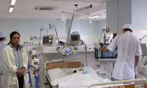 Khẩn trương cứu chữa 3 người bị ngộ độc khí