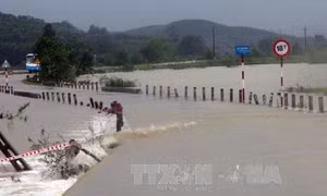 Mưa lớn làm hàng ngàn ngôi nhà chìm trong lũ