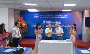 Tiếp nhận hơn 8.000 tài liệu hiện vật của GS Phong Lê