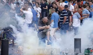 Cảnh sát và cổ động viên đụng độ tại Marseille