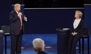 Ông Trump thề nếu thành Tổng thống sẽ bỏ tù bà Clinton