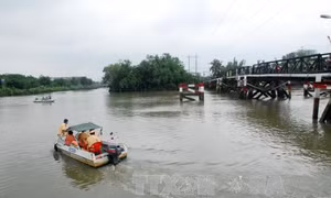 Khẩn trương trục vớt chiếc sà lan đã đâm vào cầu Rạch Đĩa 1