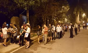 Xếp hàng mua căn hộ giá sốc