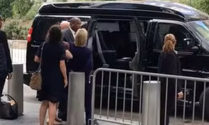 Trước khi ngã quỵ, bà Hillary lên cơn co giật?