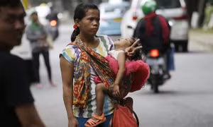 Nở rộ nghề "quá giang thu tiền" ở Indonesia