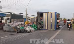 Xế ngủ gục, xe tải lật ngang QL 1A