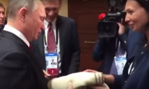 Tổng thống Putin nhận "chiếc khăn gió ấm" của một phụ nữ Peru
