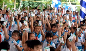 Quỹ sữa Vươn cao Việt Nam và Vinamilk trao tặng sữa cho trẻ em