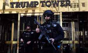 Khoác ba lô đầy vũ khí, nam sinh viên đột nhập nơi ở của gia đình Trump