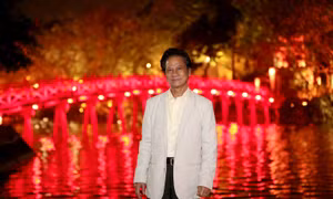 Chế Linh dành thời gian dạo phố đêm Hà Nội
