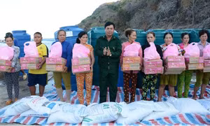 Chở nước ngọt ra đảo giúp dân, việc làm ý nghĩa