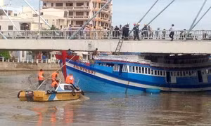 Cứu hộ tàu cá mắc kẹt dưới gầm cầu
