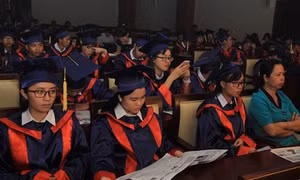  51 thủ khoa được trao học bổng “Nâng bước thủ khoa” 