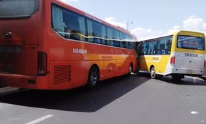 Xe Phương Trang và xe du lịch rượt đuổi nhau, hành khách hoảng loạn