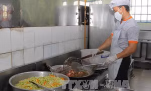 21 công nhân nhập viện sau bữa trưa
