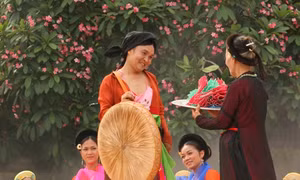 Khán giả mong chờ để được mua vé xem chèo
