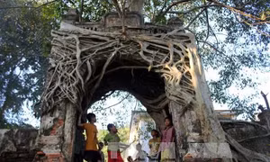 Cổng làng xưa và nay