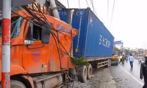 Hải Dương: Xe container lao qua dải phân cách đâm bẹp xế sang Lexus