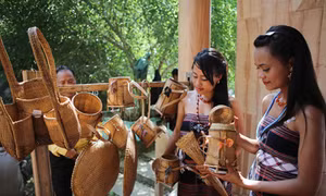 A Lưới rộn ràng ngày thành lập