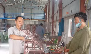 Máy cấy không động cơ của “nhà sáng chế chân đất”