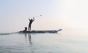 Dùng kích điện tận diệt cá lòng hồ sông Đà