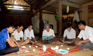 Phổ biến chính sách, pháp luật cho người có uy tín 