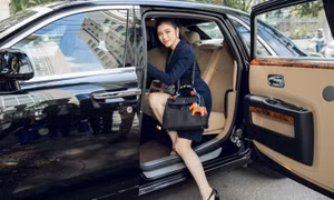 Lý Nhã Kỳ khoe thần thái sang trọng đi nhận giải