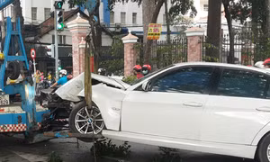 Xe BMW tông gốc cây xanh "nát đầu"