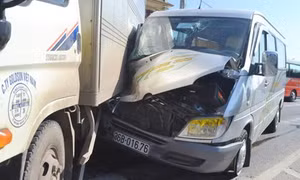 Xe khách đâm xe tải lật ngửa, hai người nguy kịch