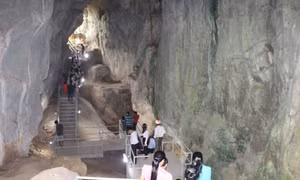 Giữ gìn và phát huy giá trị di tích hang Con Moong 