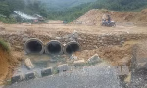 Hàng nghìn mét khối đất đá tiếp tục "trôi" xuống quốc lộ 40B