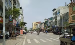 Báo động nhà siêu mỏng siêu méo ở phố Thanh Nhàn
