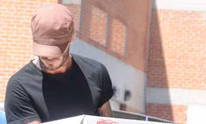 Cựu danh thủ David Beckham giản dị đi mua pizza
