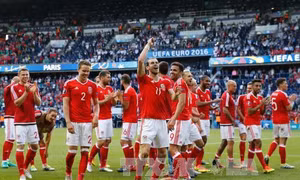McAuley đốt lưới nhà, đưa xứ Wales vào Tứ kết 