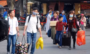 Người dân ùn ùn đổ về Thủ đô sau kỳ nghỉ Tết 