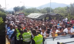 Người Venezuela đổ xô sang Colombia mua nhu yếu phẩm