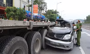 Ô tô 7 chỗ húc đuôi xe tải, gia đình 4 người thoát nạn