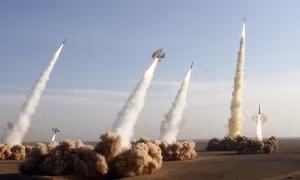Iran sẵn sàng trút "rừng tên lửa" vào kẻ thù