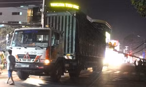 Xe tải kéo đổ hàng loạt trụ thông tin, dây điện 