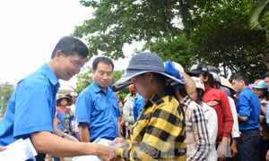 Đến với đồng bào vùng lũ huyện Hương Khê