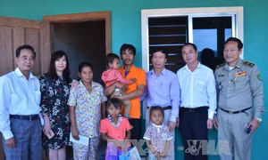 Thăm hỏi cháu bé bị hành hạ ở Campuchia gây phẫn nộ