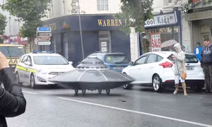 Nghẹt thở xem cảnh sát đuổi theo UFO ở Ireland