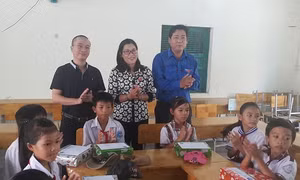 Trao học bổng cho học sinh nghèo tại Bình Thuận