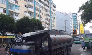 Xe bồn chở xăng đâm xe buýt, hành khách hoảng loạn
