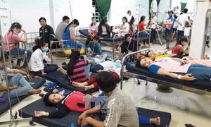 Hàng chục công nhân phải nhập viện sau bữa trưa