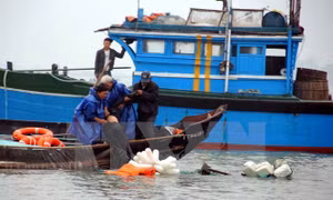 Cứu thành công 13 người trên tàu cá gặp nạn tại khu vực đảo Cồn Cỏ