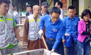 Phó Thủ tướng Vũ Đức Đam dọn rác cùng sinh viên 
