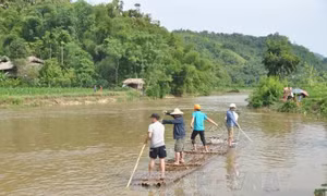 Mưa lũ làm sập cầu, cô lập 60 hộ dân huyện Văn Bàn