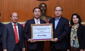 Tiếp nhận 1 tỷ đồng ủng hộ đồng bào bị lũ lụt