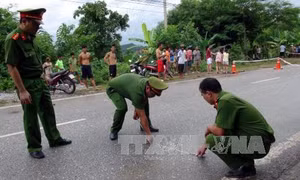 Hai ô tô đâm trực diện, 5 người bị thương